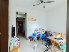新街口广场 南二外中学,房子带露台。赠送使用率大