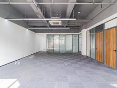会展湾中港 面积300平方 租金60元每平方,管理费10元
